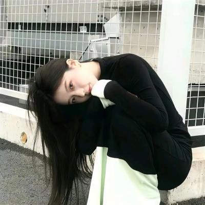 泳池里的女人